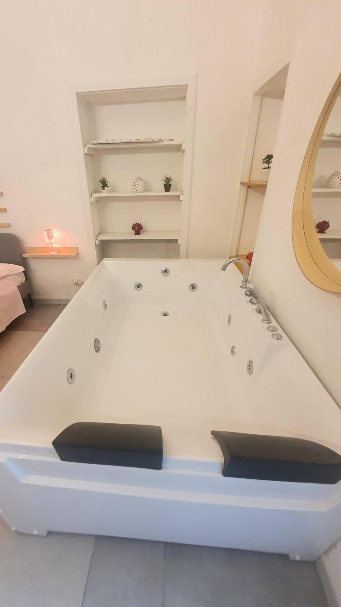 Suite Adriatica Hottube And Sauna Барі Екстер'єр фото